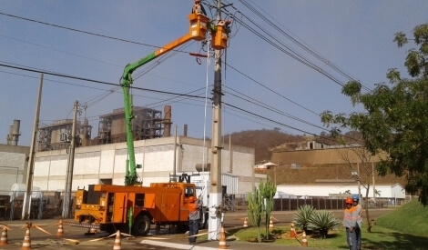 Manutenção em Redes de Distribuição nos níveis de tensão 13,8 kV a 34,5 kV, com sistemas energizados.	